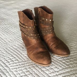 Brown boots with detail